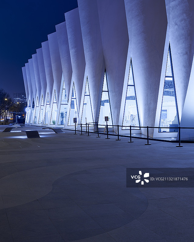 美克洞学馆未来感艺术建筑和广场夜景图片素材