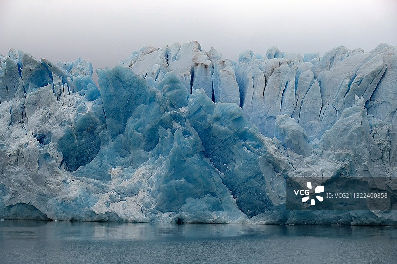 阿根廷冰冻的湖对着天空的风景图片素材