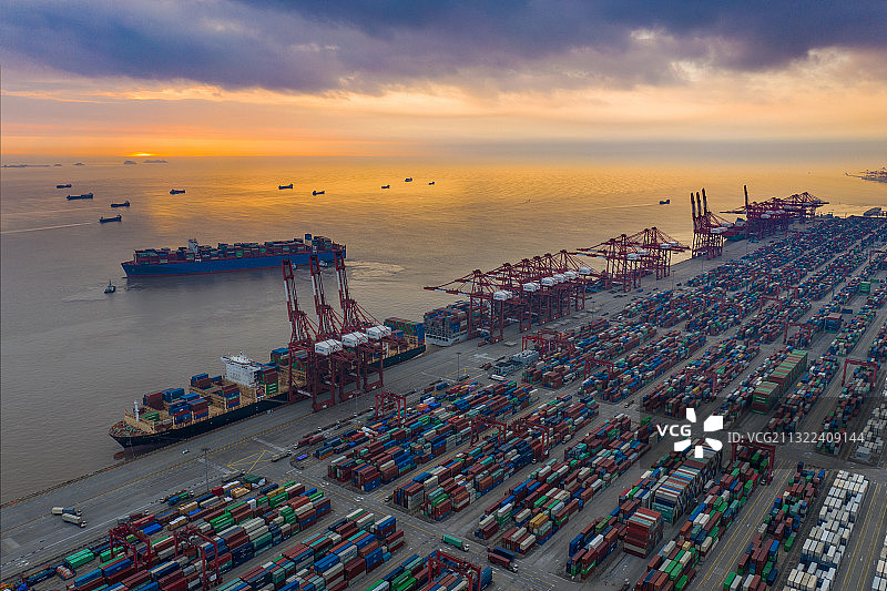 航拍中国上海洋山深水港集装箱装卸区图片素材