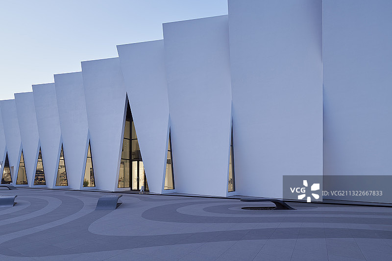 美克洞学馆未来感艺术建筑和门前广场图片素材