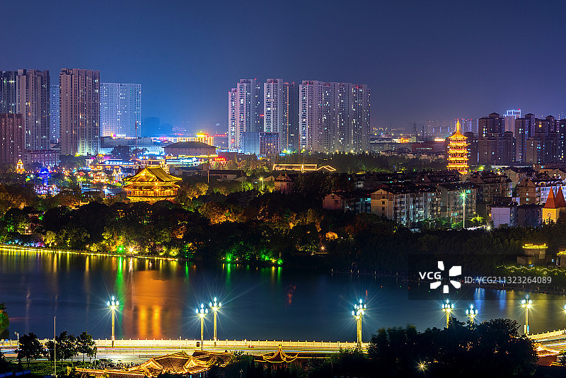 中国江苏泰州凤城河夜景风光图片素材