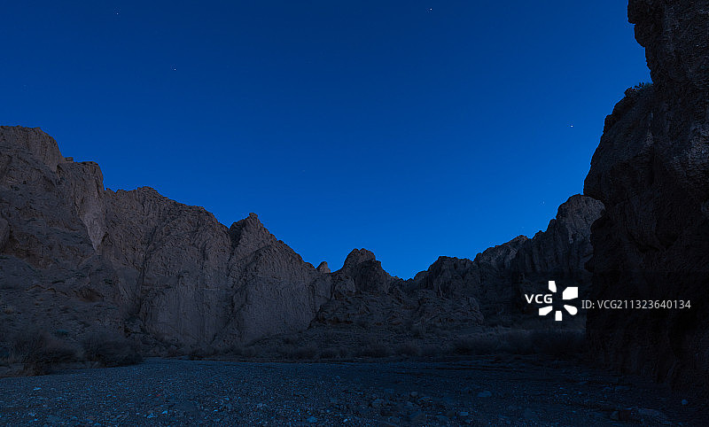中国新疆南部，夜幕降临后的山谷图片素材
