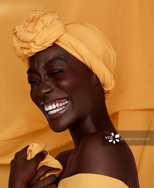 戴着黄色头巾的年轻黑人妇女的肖像，拉各斯，尼日利亚图片素材