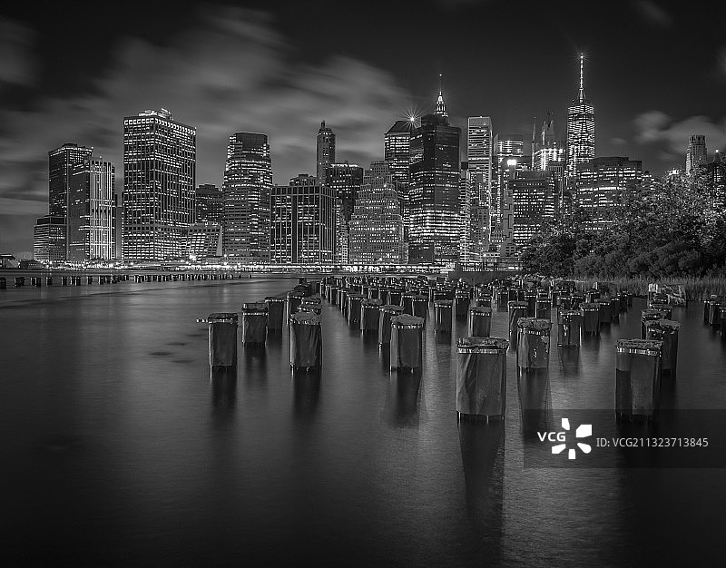在纽约，美国，美国的夜空下，被照亮的建筑物的全景图片素材