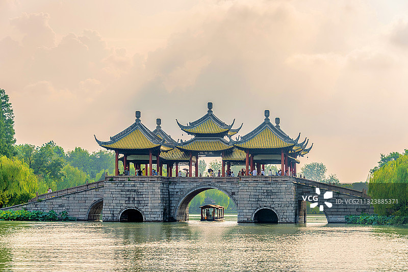 中国江苏扬州瘦西湖风景区五亭桥图片素材