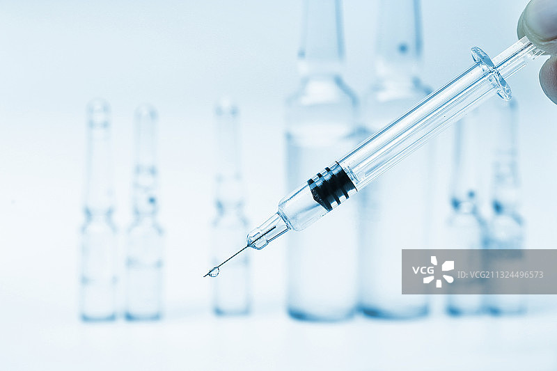 疫苗注射器玻璃瓶药瓶放在白色背景上图片素材