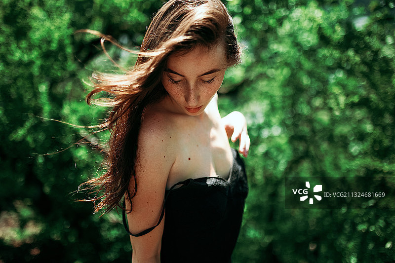 年轻女子站在俄罗斯的森林里图片素材