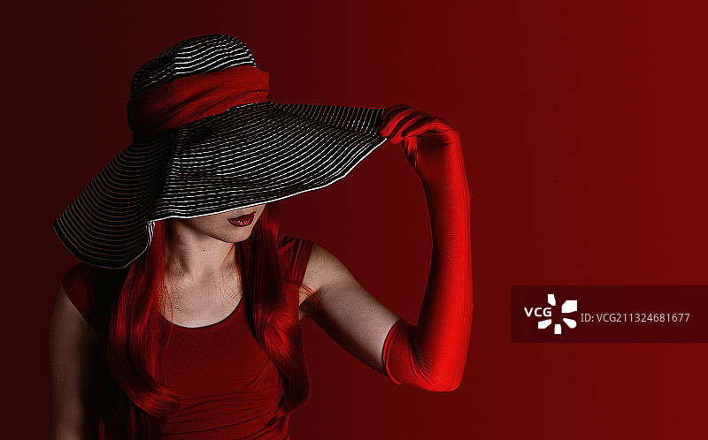 乌克兰，一名年轻女子戴着红色的帽子图片素材