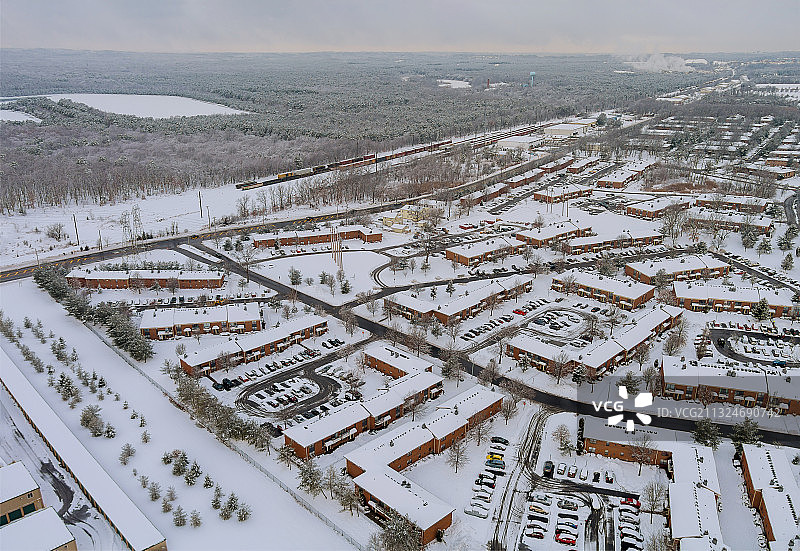 城市中被雪覆盖的建筑的高角度视图图片素材