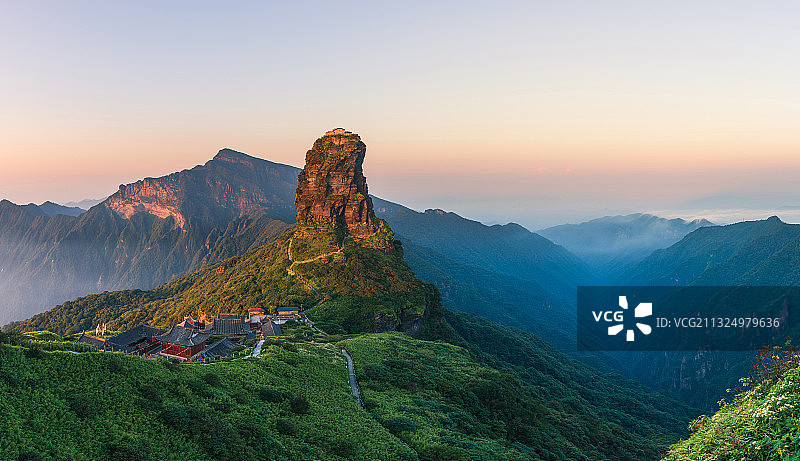 梵净山，令人惊叹的自然风景全景图。佛教发源地。图片素材