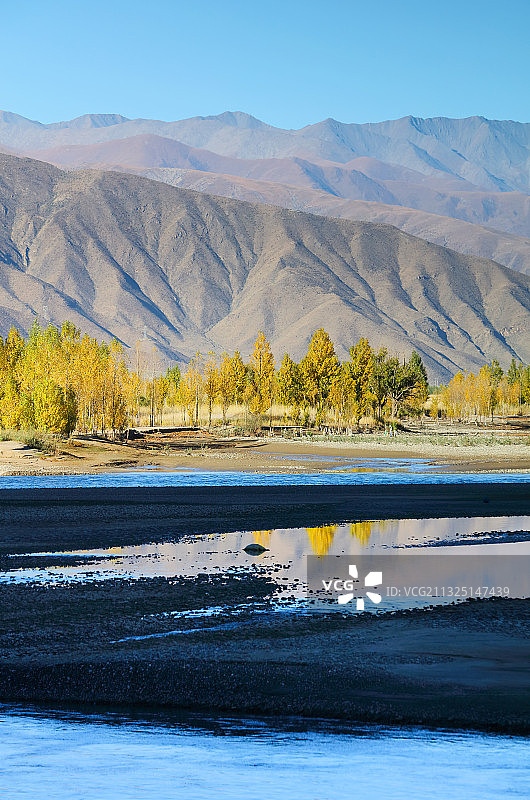 西藏雅鲁藏布江边秋天的风景图片素材