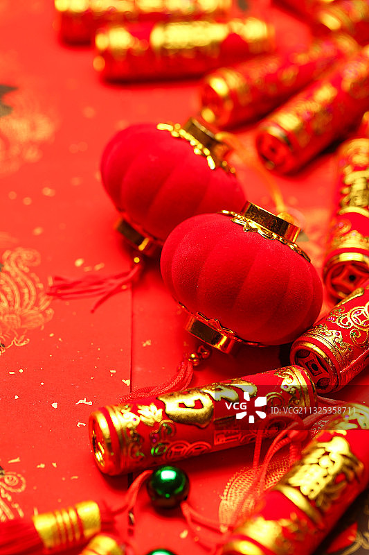 春节节日红灯笼和鞭炮放在春联背景上图片素材