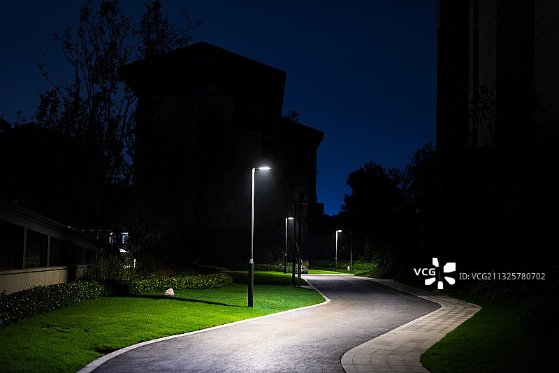 现代城市小区照明路灯绿化景观图片素材