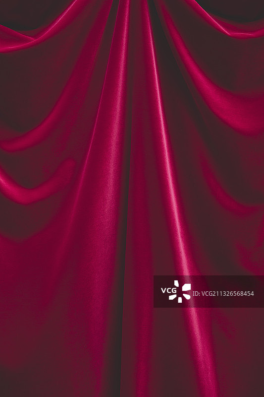 织物，红色天鹅绒窗帘的褶皱和折痕图片素材