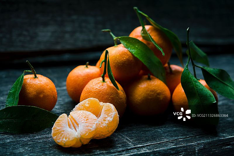 桌子上橘子水果的特写图片素材