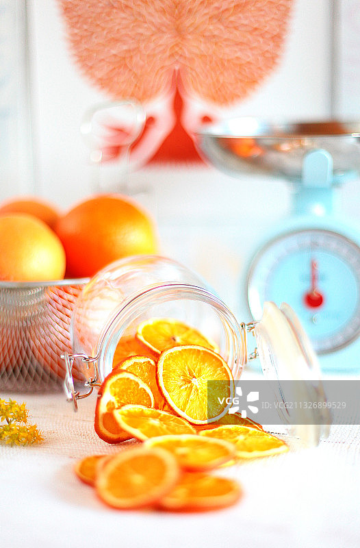 上图是土耳其餐桌上的橙子片图片素材