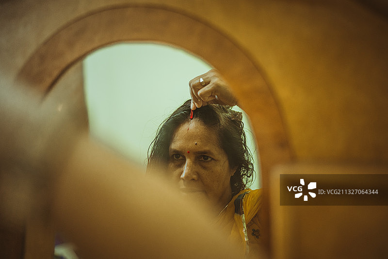 中年印度妇女在做头发，印度图片素材