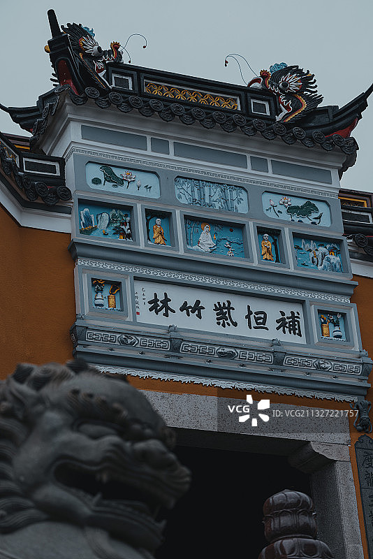 雨中礼佛普陀山寺庙图片素材