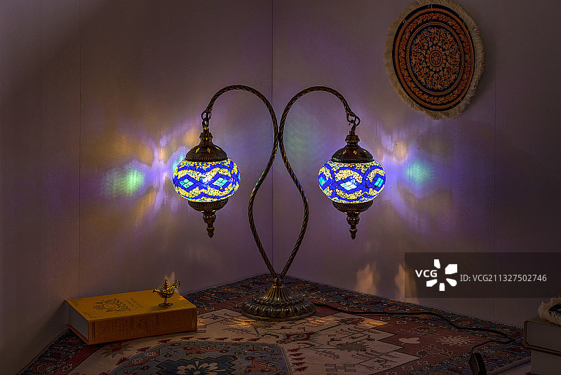 阿拉伯复古台灯，双头台灯图片素材