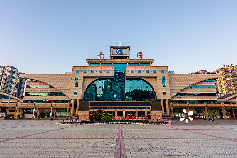 中国湖北十堰站站前广场图片素材