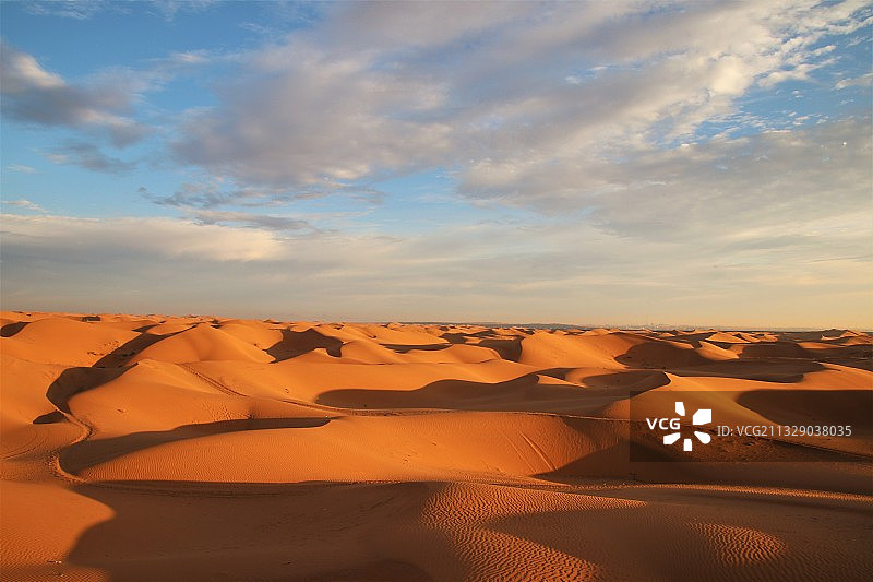宁夏中卫 腾格里沙漠的日出图片素材