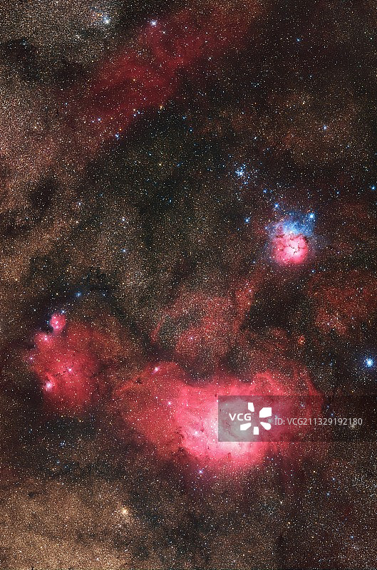 礁湖星云和三叶星云图片素材