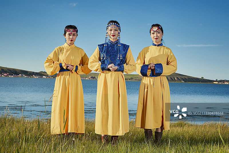 草原上穿着蒙古族传统服饰的年轻少女们图片素材