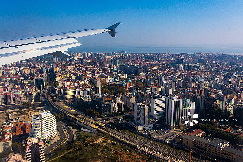 鸟瞰图的城市景观对天空，里斯本，葡萄牙图片素材