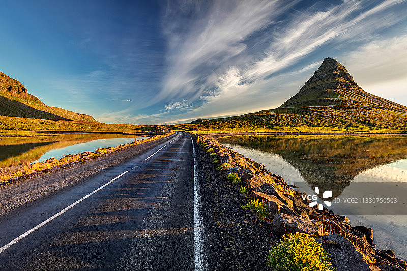 风景优美的道路，山对天空，冰岛图片素材