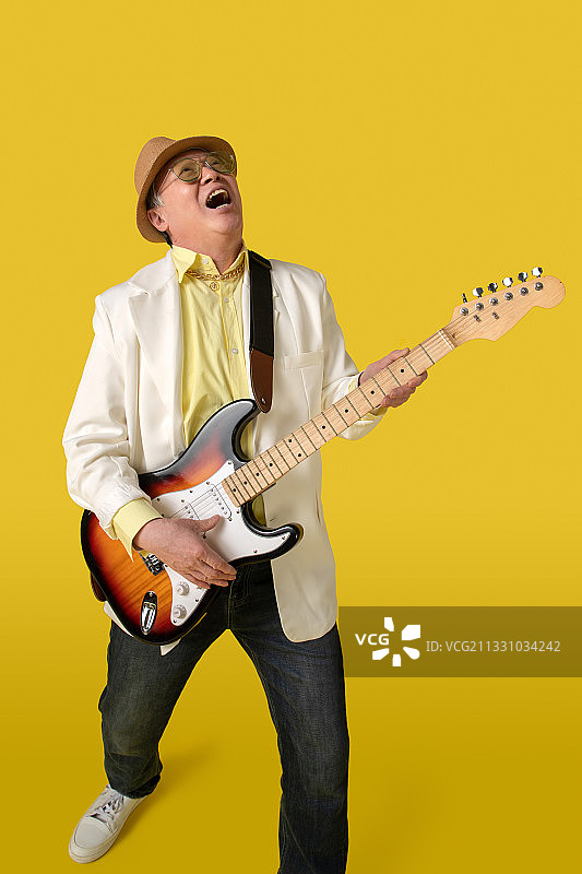 弹吉他的快乐老年人图片素材