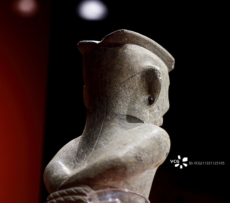 中国四川省成都金山遗址博物馆藏石跪像带耳孔图片素材