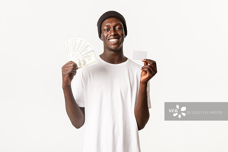 微笑的年轻人的肖像拿着纸币对白色的背景图片素材