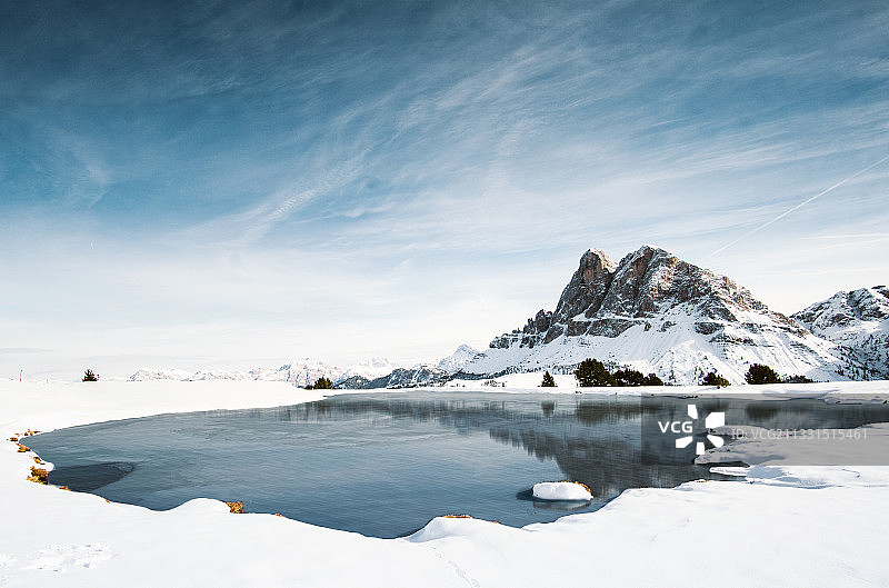 意大利白雪皑皑的山峰映衬着湖面的美景图片素材