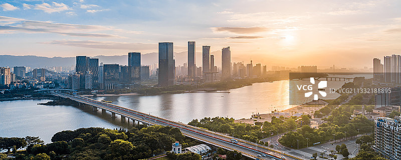 中国福建福州闽江沿岸CBD城市清晨风光图片素材