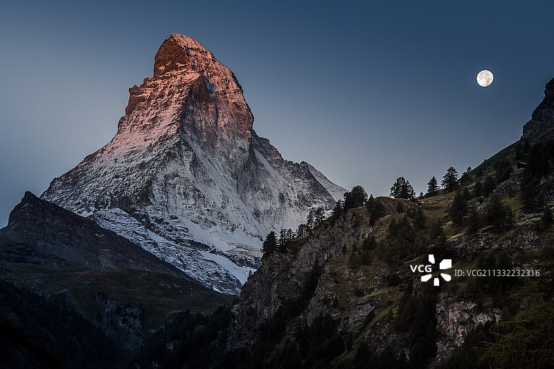 低角度的岩石形成对天空，泽马特，瑞士图片素材