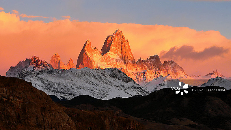 在日落时白雪皑皑的山脉，阿根廷湖，圣克鲁斯省，阿根廷图片素材