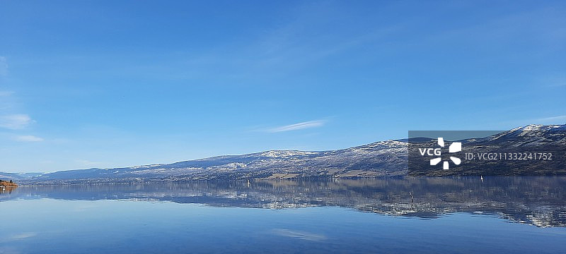 加拿大不列颠哥伦比亚省，基隆纳，湖和雪山蓝天的风景图片素材