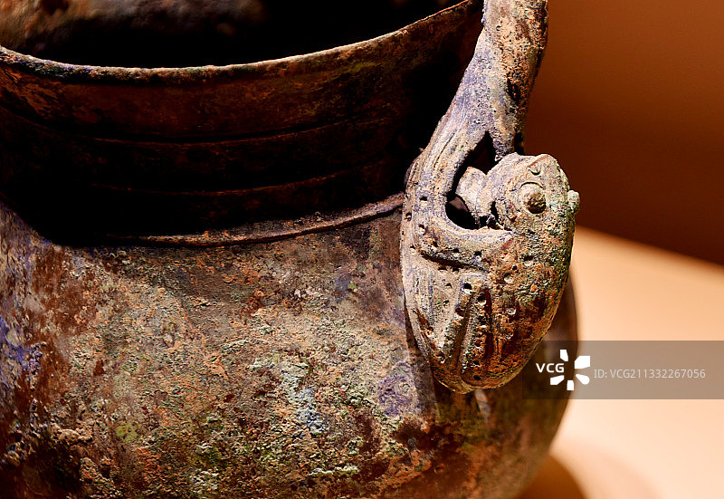 河北省博物院拍摄的展品商代蟾蜍纹提梁铜卣图片素材