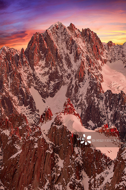 法国夏蒙尼，日落时白雪皑皑的山峰图片素材