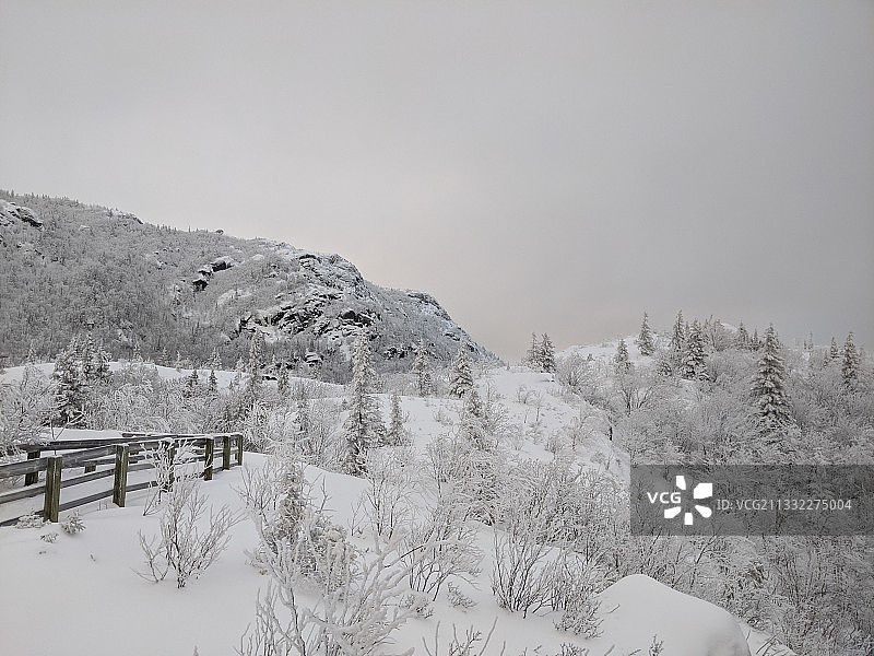 白雪覆盖的山脉对天空的风景，加拿大图片素材