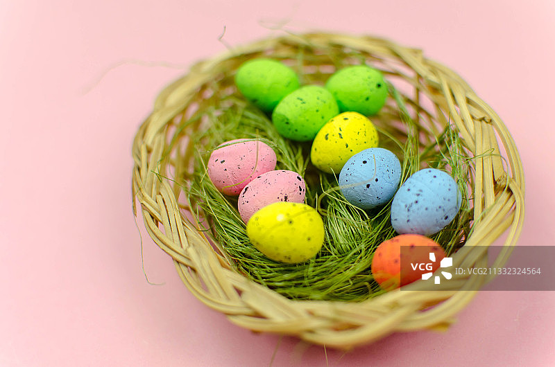 特写的复活节彩蛋在篮子上的桌子图片素材