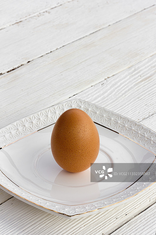 高角度观察煮鸡蛋在盘子上的桌子图片素材
