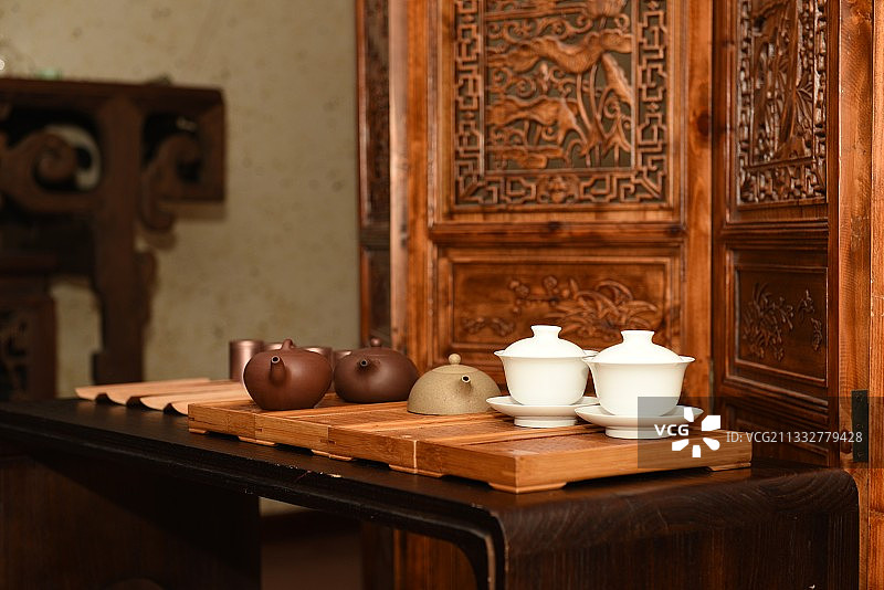 中式茶空间茶桌上摆着茶具图片素材
