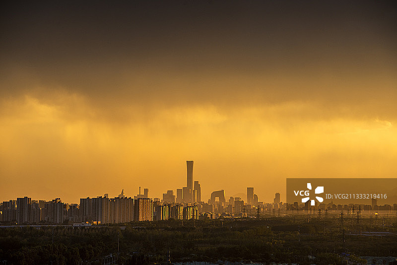 北京的傍晚刚刚经过一场小雨，有种水墨的感觉图片素材