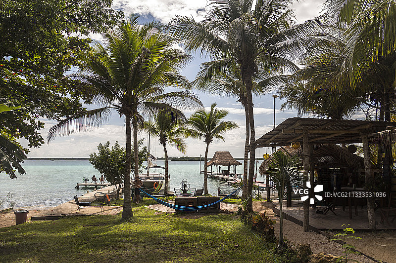 墨西哥尤卡坦半岛，金塔纳罗奥，巴卡拉泻湖的岸边图片素材