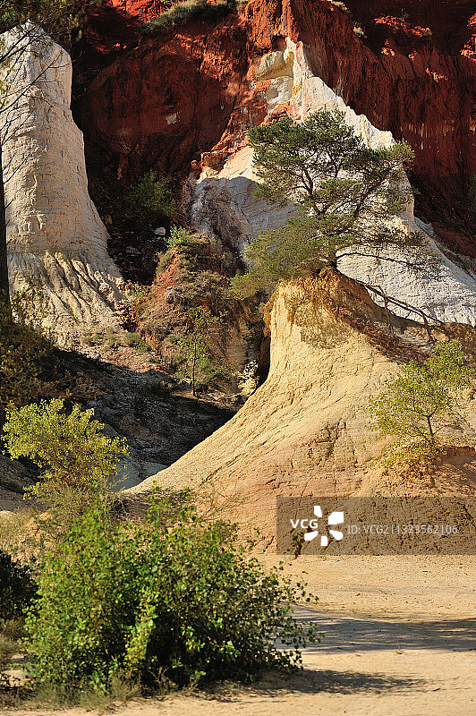法国普罗旺斯罗斯托尔的赭石悬崖和不同色调的颜料图片素材