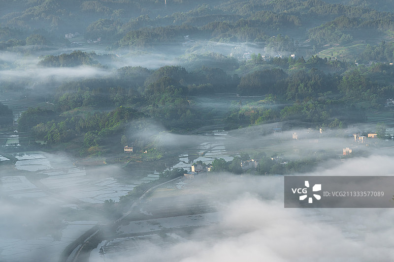 《云雾里的乡村》图片素材