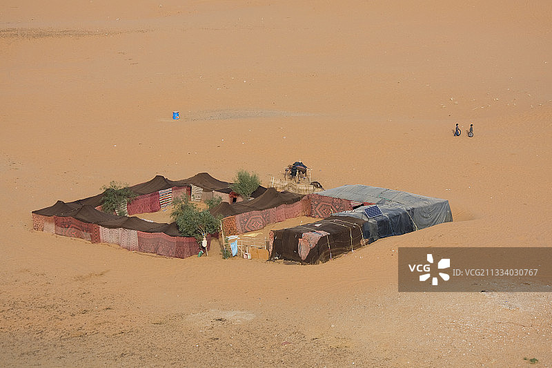 柏柏尔人在摩洛哥Merzouga的沙丘上搭帐篷图片素材