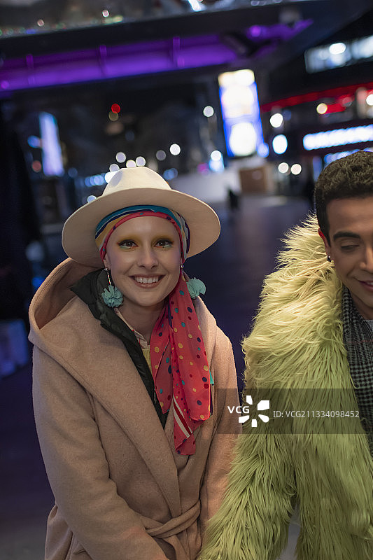 肖像幸福时尚的夫妇在城市街道晚上图片素材