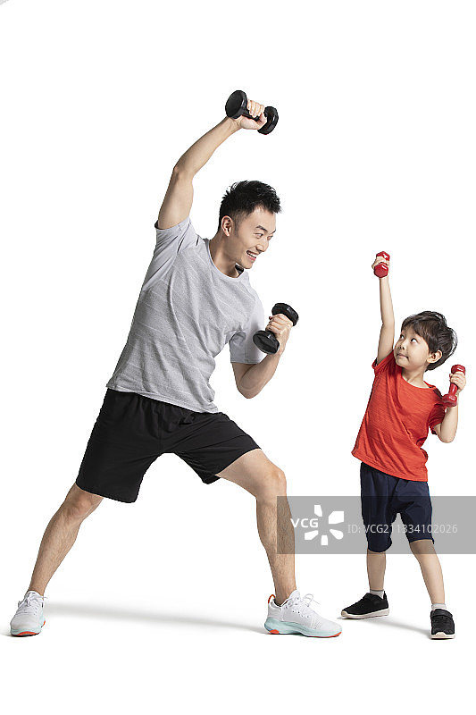 小男孩和爸爸一起健身图片素材